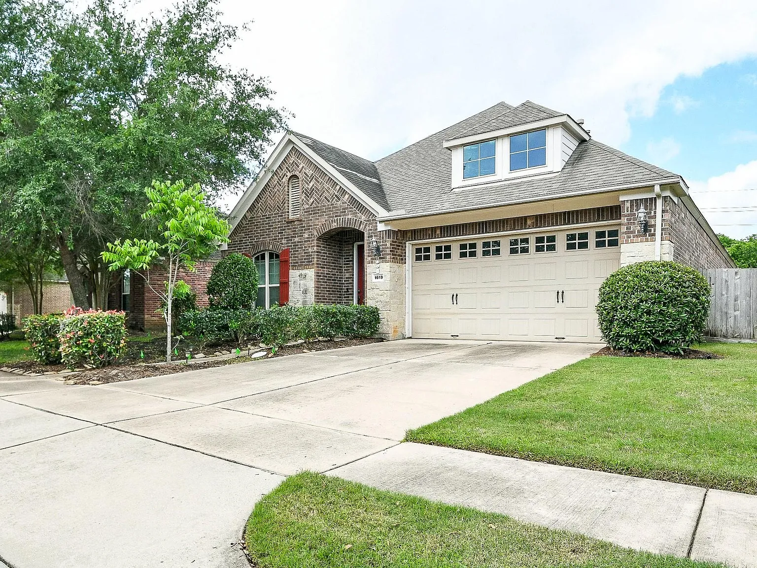 3 bed, 2.0 bath, 2098 sqft, $2,900 — Photo 2