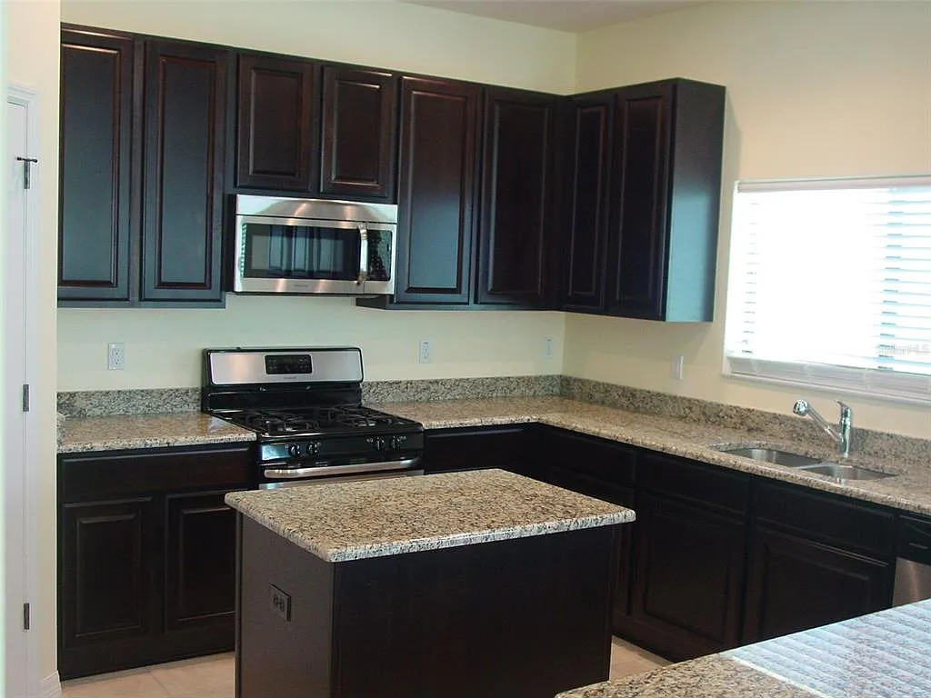5 bed, 3.5 bath, 2555 sqft, $2,870 — Photo 3