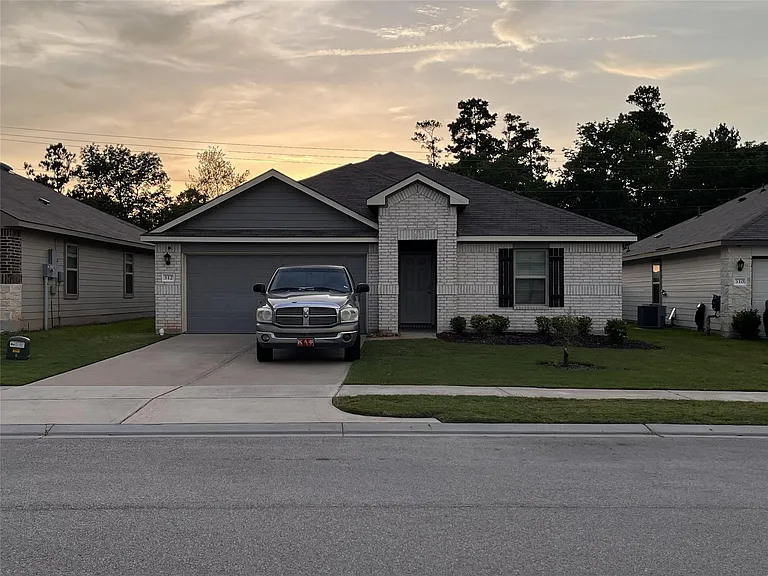 312 Comal Dr — Photo 1