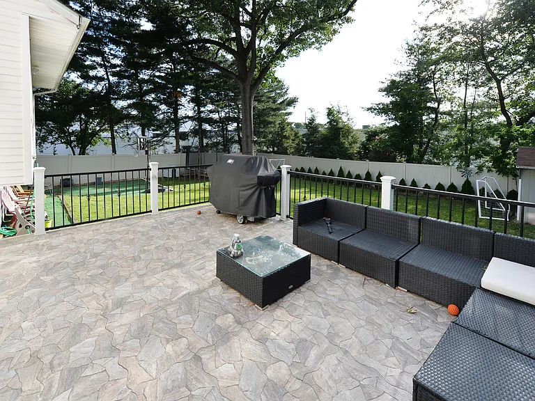 154 Middlesex Ave — Photo 27