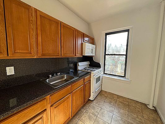 4th image of 50 Seaman Ave #2I