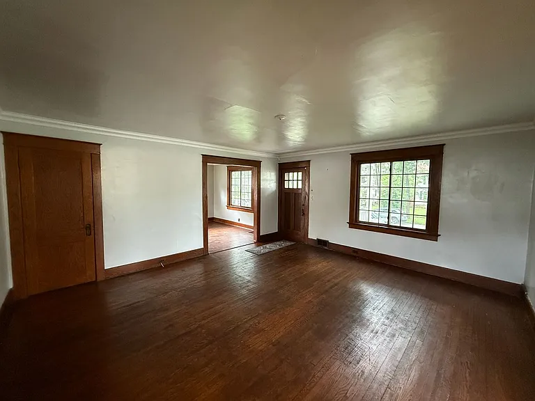 403 Englewood Ct — Photo 6