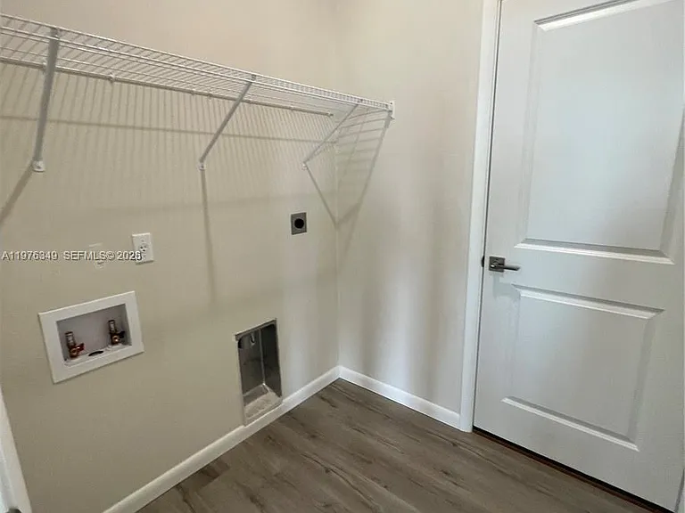 1088 Saturn Ct — Photo 17
