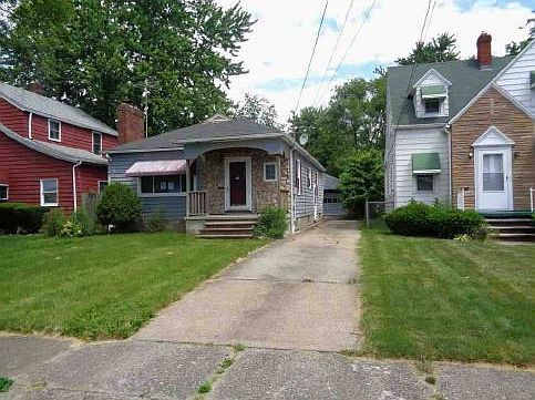 3rd image of 926 W 29th St