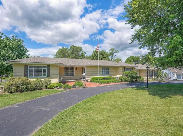 8636 Walmer St, Overland Park, KS 66212