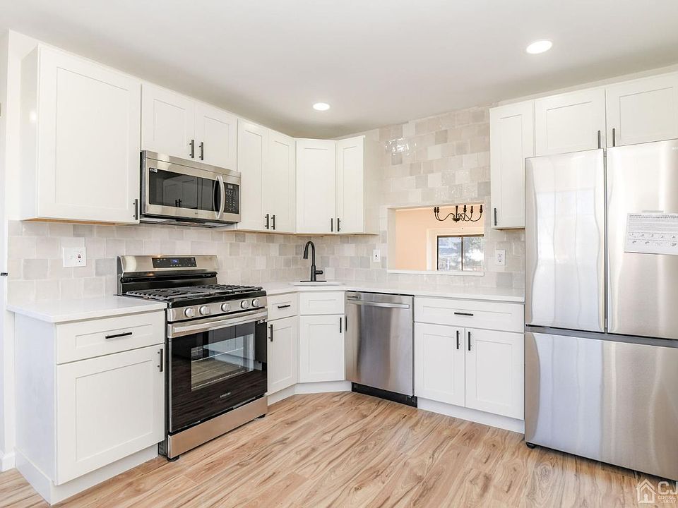 1st image of 355 Bromley Pl