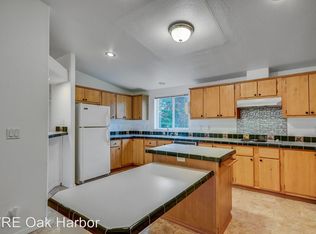 20 W Henni Rd, Oak Harbor, WA 98277