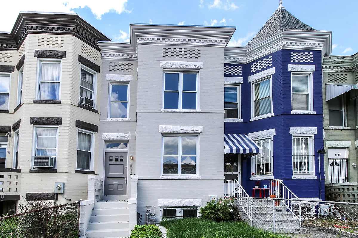 Renovated Columbia Heights 3BD Rowhome with 2 parking spaces!! — Photo 2