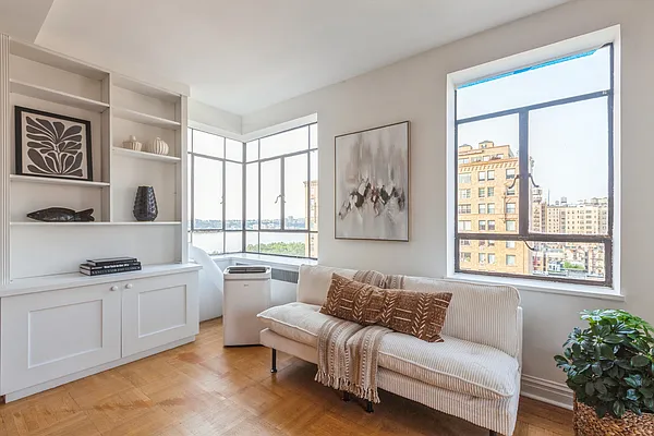 Living room, photo 2