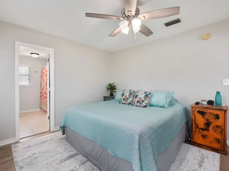 1270 Laura Ln — Photo 10