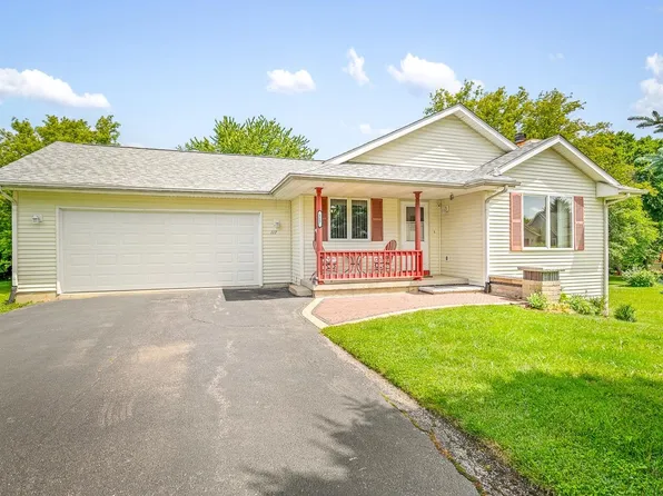 117 Pembroke Rd SW, Poplar Grove, IL 61065