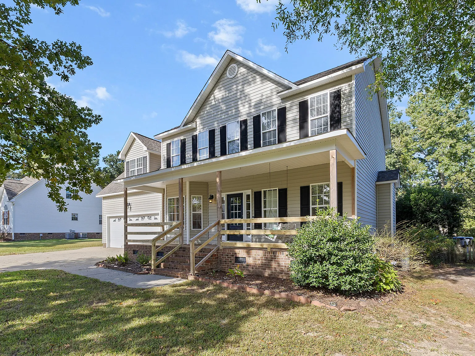 Large home w/fenced in backyard — Photo 2