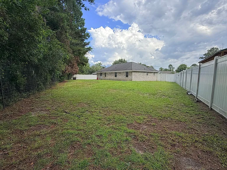 337 NE Sheila Dr — Photo 32