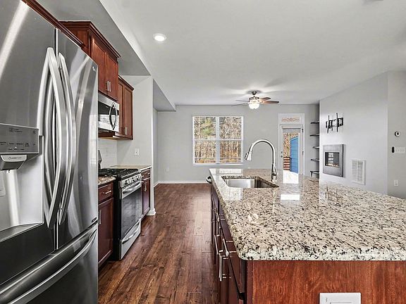 4th image of 424 Skymont Dr