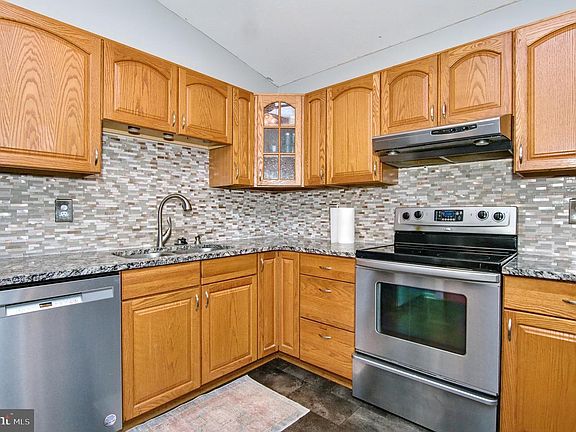 3rd image of 107 Golden Pond Cir