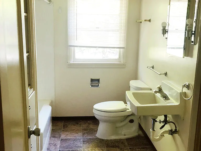 1110 NE B St — Photo 6