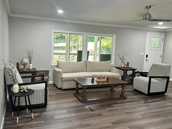 5th image of 77 Rose Wood Ln