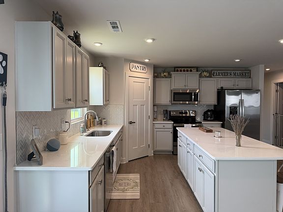 4th image of 469 Streamview Dr