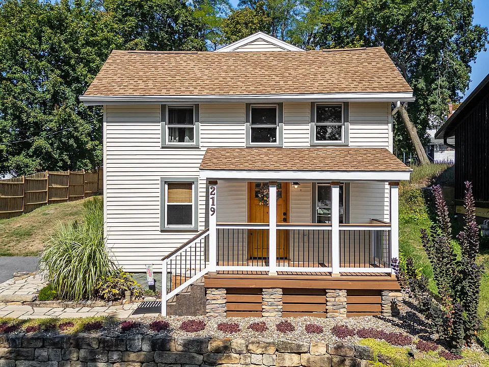 219 E Burrows St