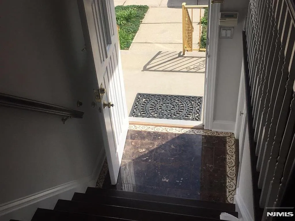 3 bed, 3.5 bath, 3928 sqft, $4,600 — Photo 3