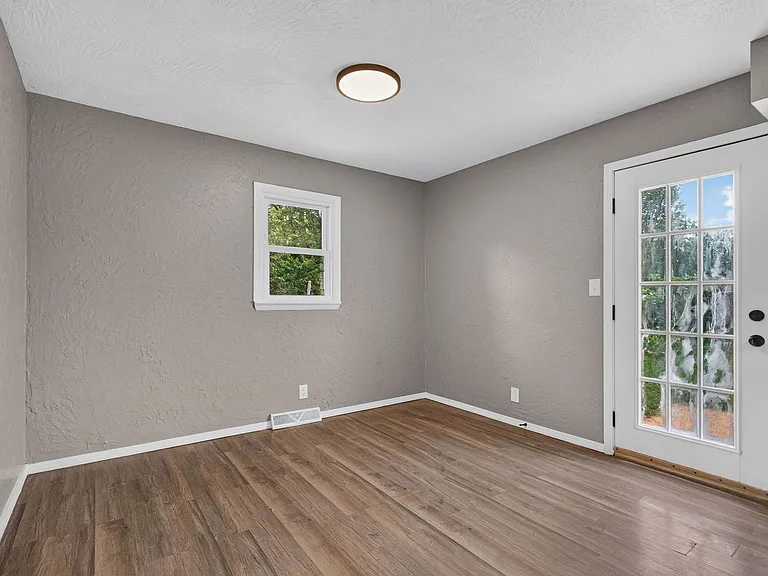 2724 N Franklin Ave — Photo 10