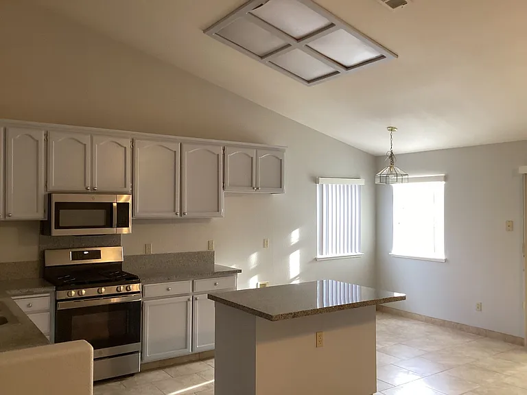 4521 Glimmer Ln — Photo 3