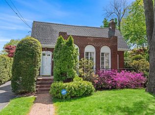 20 Willow Ave, Huntington, NY 11743