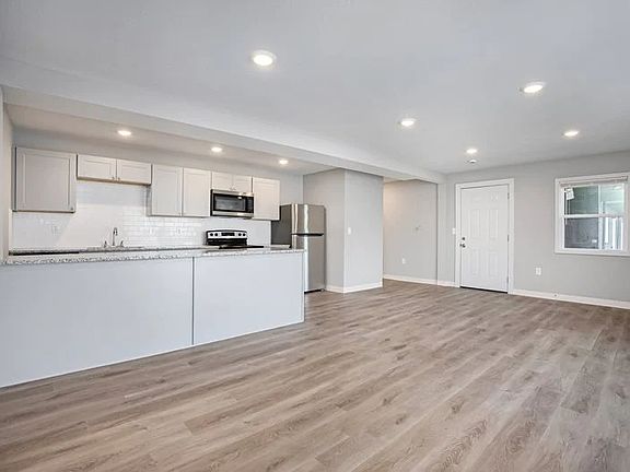 3rd image of 4018 Harvard Cir #A