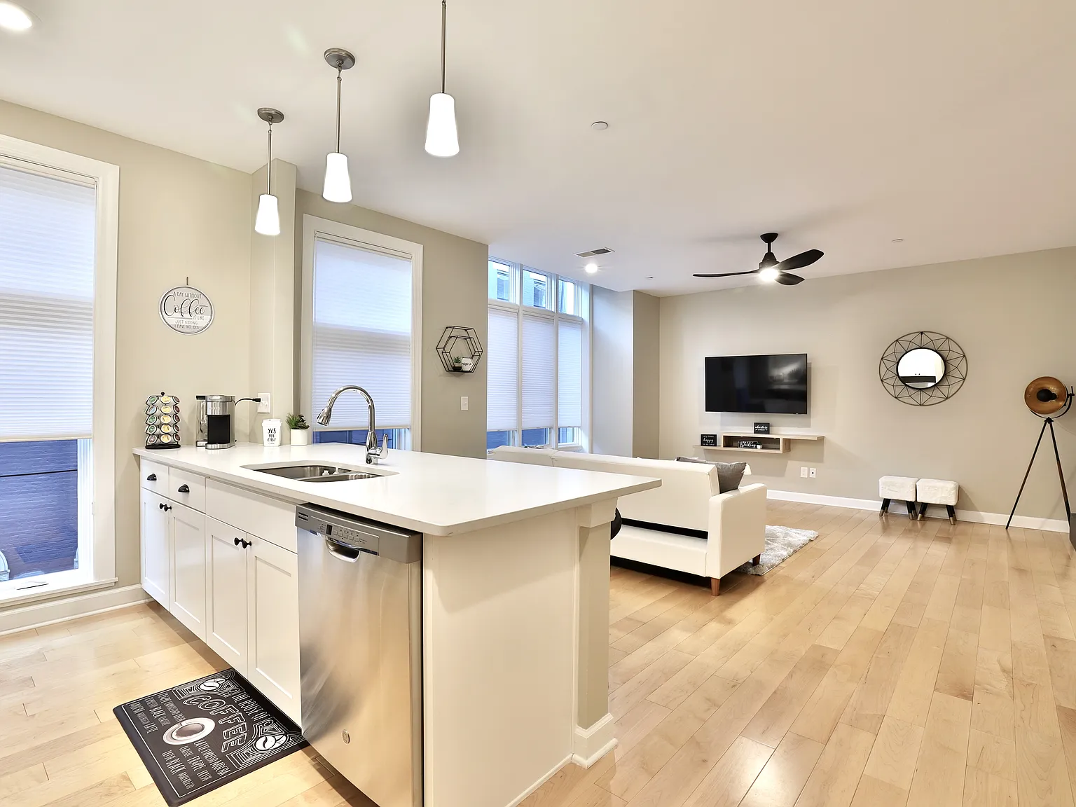1 bed, 795 sqft, $2,555 — Photo 2