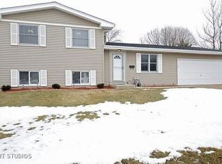 806 Dover Ct, Crystal Lake, IL 60014
