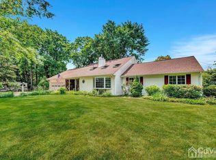 11 Inwood Dr, Milltown, NJ 08850