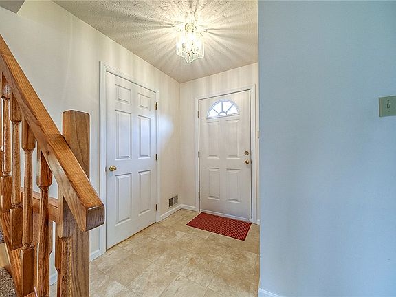 3rd image of 2625 Hawthorne Dr