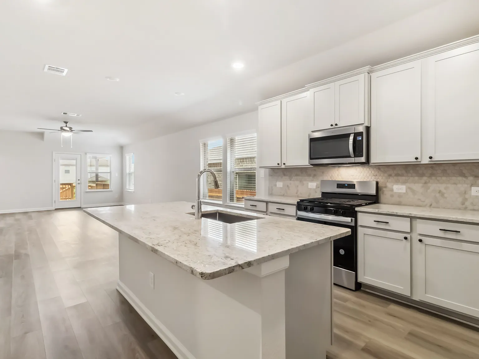 4 bed, 2012 sqft, $2,200 — Photo 4