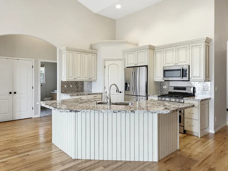 722 W Webb Rd — Photo 10