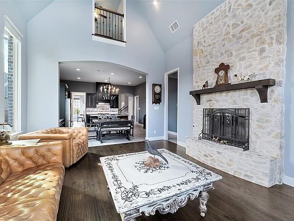4th image of 2221 Houston Dr