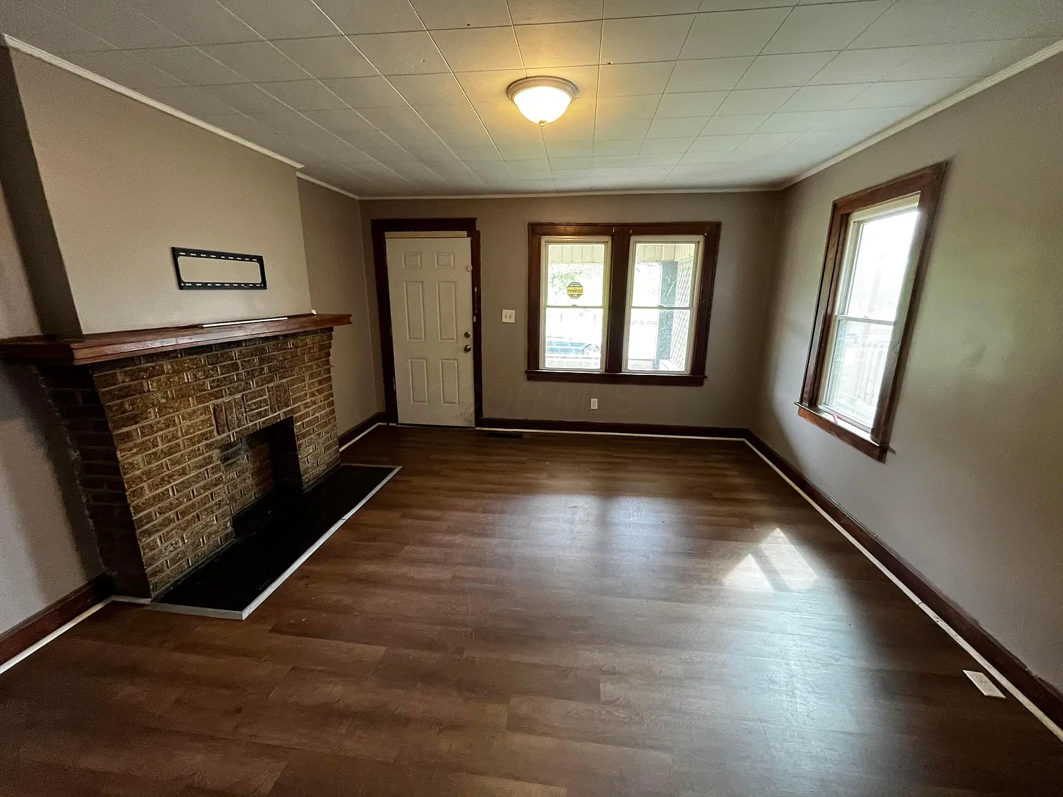 3 bed, 1.0 bath, 2464 sqft, $1,100 — Photo 1