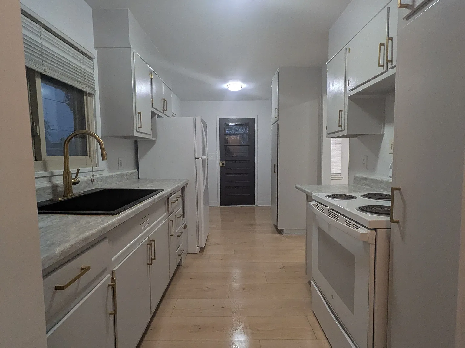 3 bed, 1.0 bath, 1175 sqft, $1,575 — Photo 2
