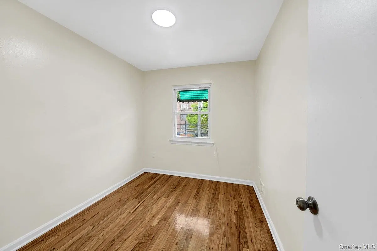 3 bed, 1.0 bath, 2695 sqft, $3,400 — Photo 2