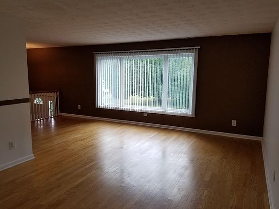 5th image of 35 Russell Ave
