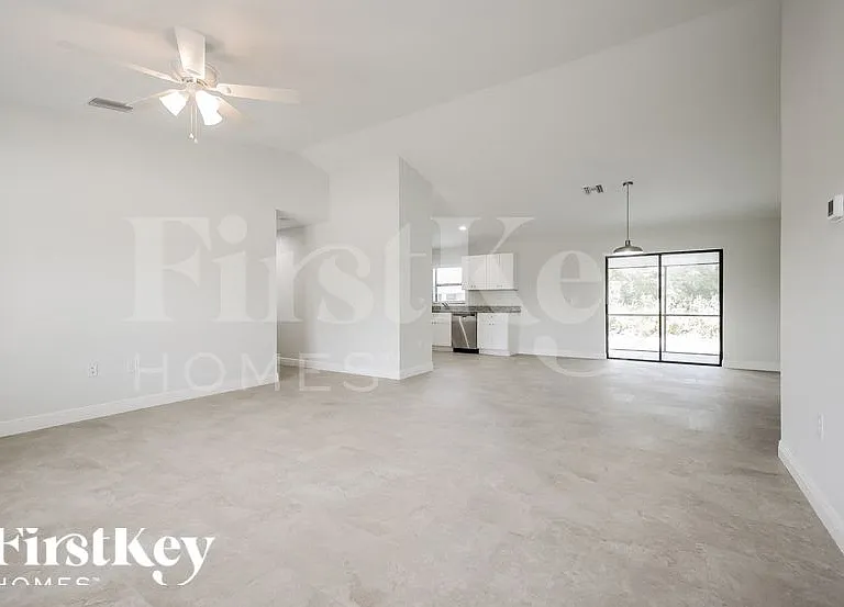 2506 63rd St W — Photo 2