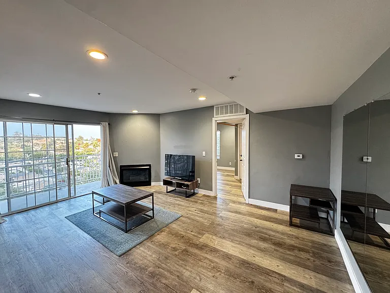 4755 Templeton St — Photo 10