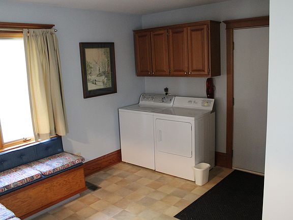 Breakfast Nook/Laundry