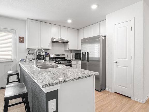 3rd image of 2834 Millikan Dr