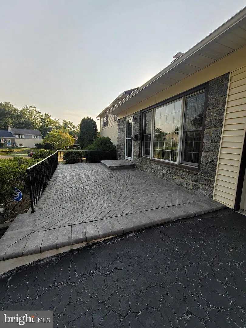4 bed, 2218 sqft, $3,300 — Photo 4