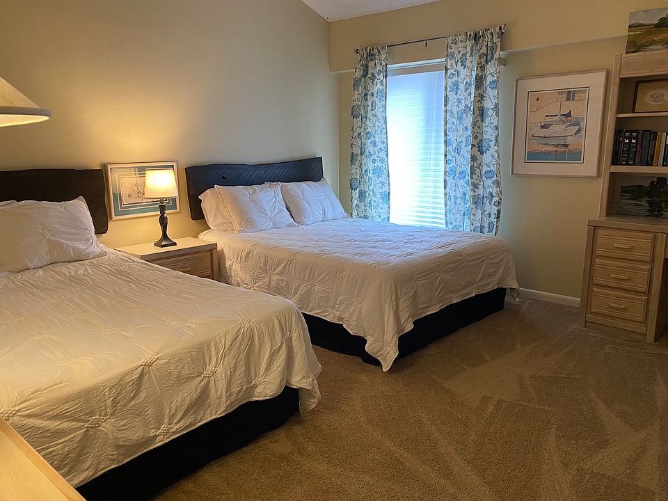 Spacious 2nd Bedroom - 2 Queen Beds, Desk, Dresser, End Table, Large Closet