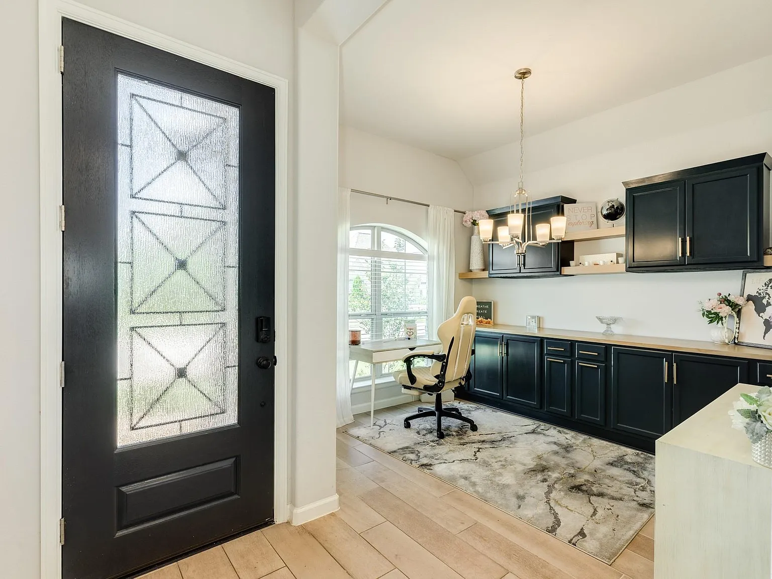 3 bed, 2.0 bath, 1701 sqft, $2,600 — Photo 3