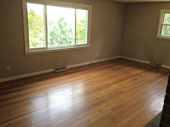 4th image of 3910 10th Avenue Dr SW