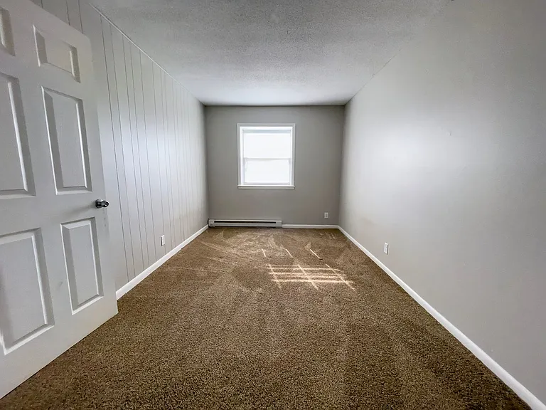 Preleasing For August! Close To Campus — Photo 8