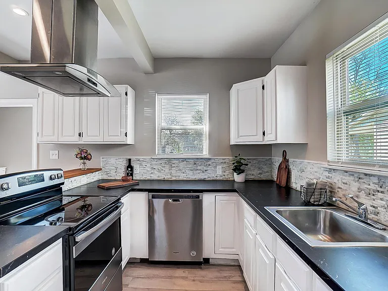147 Whitethorne Ave — Photo 6