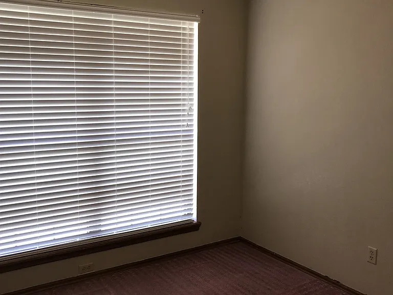 712 NE 19th Ter — Photo 13